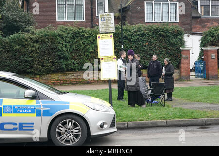 Londra, UIK. 11 aprile 2018. Polizia arriva a Marie Stopes aborto clinica a vanga Lane, Ealing, London, dopo Ealing Consiglio per la decisione di imporre un divieto sulle proteste al di fuori della clinica. Foto data: mercoledì 11 aprile, 2018. Credito: Roger Garfield/Alamy Live News Foto Stock