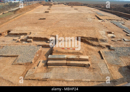 (180411) -- Pechino, 11 aprile 2018 (Xinhua) -- File foto mostra le rovine di un imperatore del mausoleo dalla dinastia degli Han Orientali (25-220) in Luoyang, centrale cinese della Provincia di Henan. Gli archeologi cinesi hanno scelto la top 10 scoperte archeologiche in Cina nel 2017, che sono state pubblicate dalla Cina Società Archeologica e un giornale promosso dall'amministrazione dello Stato del patrimonio culturale il martedì. (Xinhua)(mcg) Foto Stock