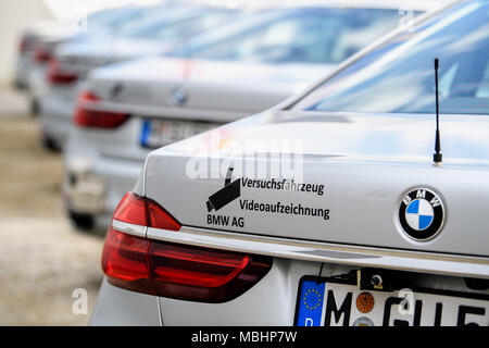 11 aprile 2018, Unterschleißheim, Germania: Le parole "veicolo di prova Video registrazione BMW AG' scritta sul retro di un autonomamente alla guida della BMW Serie 7 in corrispondenza della apertura della BMW di centro di sviluppo "Campus Autonomous-Driving'. Circa 2.000 ingegneri del campus sono a lavorare sulla vettura del futuro, in modo che dal 2021 BMW sarà in grado di avviare la sua prima autonomamente la guida in linea di auto. Foto: Matthias esitano di fronte/dpa Credito: dpa picture alliance/Alamy Live News Foto Stock