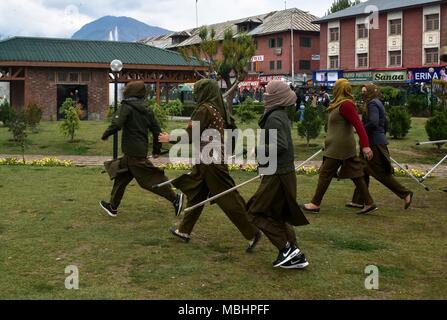 Srinagar Kashmir. 11 aprile 2018. Aprile 11, 2018 - Srinagar, J&K, - la polizia indiana donne chase femmina del Kashmir studenti (non illustrato) durante una manifestazione di protesta contro la morte di 4 civili in Kulgam Distretto indiano del Kashmir amministrato. Quattro civili sono stati uccisi quando le forze governative hanno sparato contro i manifestanti del Kashmir vicino al sito di incontro nel quartiere Kulgam di Indiano Kashmir amministrato. Non appena le notizie di uccisioni diffusione, gli studenti di varie istituzioni colpite le strade e inscenato proteste. l Foto Stock