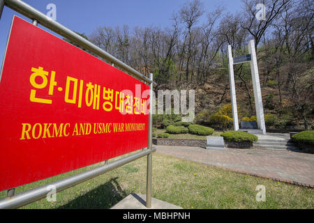 Goyang, GYEONGGI, Corea del Sud. Xi Apr, 2018. Aprile 11, 2018-Goyang, Corea del Sud - Una vista della ROKMC e USMC monumento di guerra. La Corea e gli Stati Uniti Marines riusciti nello storico sbarco di Incheon openration durante la guerra di Corea e ha riacquistato Seoul, capitale della Corea, dopo l'impegno in innumerevoli operazioni alleate, come la battaglia di Mt. Dosol e la battaglia di Kim Seong Il(924m) Mao Zedong(1,026m) notti qua. Mentre la linea di armistizio veniva regolato durante l'Armistizio parla nel luglio 1951, la prima unità di combattimento del coreano marines e la prima base dell'U.S. Marines erano situati in Ja Foto Stock