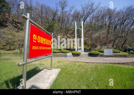 Goyang, GYEONGGI, Corea del Sud. Xi Apr, 2018. Aprile 11, 2018-Goyang, Corea del Sud - Una vista della ROKMC e USMC monumento di guerra. La Corea e gli Stati Uniti Marines riusciti nello storico sbarco di Incheon openration durante la guerra di Corea e ha riacquistato Seoul, capitale della Corea, dopo l'impegno in innumerevoli operazioni alleate, come la battaglia di Mt. Dosol e la battaglia di Kim Seong Il(924m) Mao Zedong(1,026m) notti qua. Mentre la linea di armistizio veniva regolato durante l'Armistizio parla nel luglio 1951, la prima unità di combattimento del coreano marines e la prima base dell'U.S. Marines erano situati in Ja Foto Stock