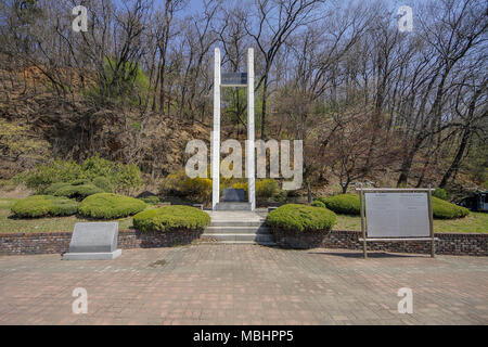 Goyang, GYEONGGI, Corea del Sud. Xi Apr, 2018. Aprile 11, 2018-Goyang, Corea del Sud - Una vista della ROKMC e USMC monumento di guerra. La Corea e gli Stati Uniti Marines riusciti nello storico sbarco di Incheon openration durante la guerra di Corea e ha riacquistato Seoul, capitale della Corea, dopo l'impegno in innumerevoli operazioni alleate, come la battaglia di Mt. Dosol e la battaglia di Kim Seong Il(924m) Mao Zedong(1,026m) notti qua. Mentre la linea di armistizio veniva regolato durante l'Armistizio parla nel luglio 1951, la prima unità di combattimento del coreano marines e la prima base dell'U.S. Marines erano situati in Ja Foto Stock