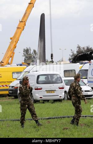 Blida. Xi Apr, 2018. Due soldati algerino lavoro presso il sito dove un Algerino aereo militare che si è schiantato nel perimetro della base aerea di Boufarik nella provincia di Blida, 30 km a sud-ovest di Algeri, Algeria, Aprile 11, 2018. Il numero di vittime di un Algerino aereo militare che si è schiantato inizio mercoledì all'aeroporto militare di Boufarik, 30 km a sud di Algeri, è salito a 257, i media locali hanno riferito. Credito: Xinhua/Alamy Live News Foto Stock