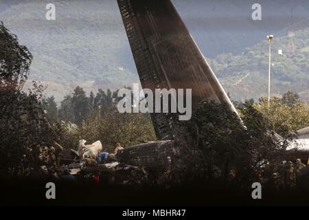 Blida. Xi Apr, 2018. Soldati algerino pulire il sito dell'incidente in provincia di Blida, 30 km a sud-ovest di Algeri, Algeria, Aprile 11, 2018. Il numero di vittime di un Algerino aereo militare che si è schiantato inizio mercoledì all'aeroporto militare di Boufarik, 30 km a sud di Algeri, è salito a 257, i media locali hanno riferito. Credito: Xinhua/Alamy Live News Foto Stock