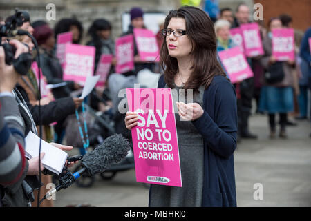 Ealing, West London, Regno Unito. Il 10 aprile 2018. Anti-aborto sostenitori, compresi i membri della Chiesa Cattolica una buona rete di consiglio di tenere una veglia al di fuori di Ealing Town Hall come Ealing Consiglio membri del gabinetto votare per decidere il Regno Unito il primo spazio pubblico ordine di protezione (PSPO) zona sicura al di fuori del Marie Stopes health clinic. Credito: Guy Corbishley/Alamy Live News Foto Stock