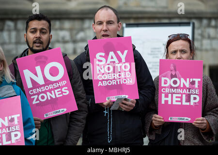 Ealing, West London, Regno Unito. Il 10 aprile 2018. Anti-aborto sostenitori, compresi i membri della Chiesa Cattolica una buona rete di consiglio di tenere una veglia al di fuori di Ealing Town Hall come Ealing Consiglio membri del gabinetto votare per decidere il Regno Unito il primo spazio pubblico ordine di protezione (PSPO) zona sicura al di fuori del Marie Stopes health clinic. Credito: Guy Corbishley/Alamy Live News Foto Stock