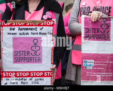 Ealing, West London, Regno Unito. Il 10 aprile 2018. Suor sostenitore Pro-Choice membri esterni Ealing Town Hall il giorno Ealing Consiglio membri del gabinetto hanno votato per decidere il Regno Unito il primo spazio pubblico ordine di protezione (PSPO) zona sicura al di fuori del Marie Stopes health clinic. Credito: Guy Corbishley/Alamy Live News Foto Stock