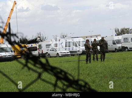 Blida. Xi Apr, 2018. Soldati algerini sono visti presso il sito dove un Algerino aereo militare che si è schiantato nel perimetro della base aerea di Boufarik nella provincia di Blida, 30 km a sud-ovest di Algeri, Algeria, Aprile 11, 2018. Il numero di vittime di un Algerino aereo militare che si è schiantato inizio mercoledì all'aeroporto militare di Boufarik, 30 km a sud di Algeri, è salito a 257, i media locali hanno riferito. Credito: Xinhua/Alamy Live News Foto Stock