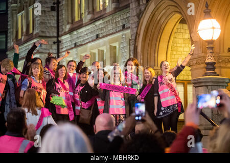 Ealing, West London, Regno Unito. Il 10 aprile 2018. Suor sostenitore Pro-Choice manifestanti fuori Ealing Town Hall il giorno Ealing Consiglio membri del gabinetto hanno votato per decidere il Regno Unito il primo spazio pubblico ordine di protezione (PSPO) zona sicura al di fuori del Marie Stopes health clinic. Credito: Guy Corbishley/Alamy Live News Foto Stock