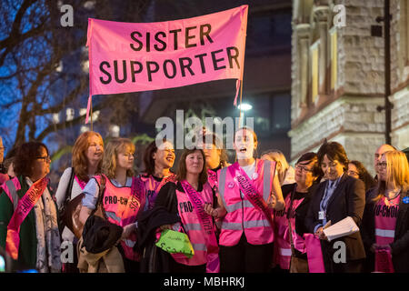 Ealing, West London, Regno Unito. Il 10 aprile 2018. Suor sostenitore Pro-Choice manifestanti fuori Ealing Town Hall il giorno Ealing Consiglio membri del gabinetto hanno votato per decidere il Regno Unito il primo spazio pubblico ordine di protezione (PSPO) zona sicura al di fuori del Marie Stopes health clinic. Credito: Guy Corbishley/Alamy Live News Foto Stock