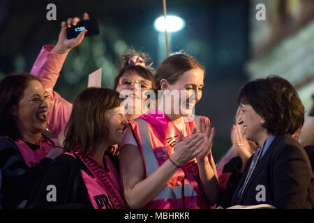 Ealing, West London, Regno Unito. Il 10 aprile 2018. Suor sostenitore Pro-Choice manifestanti fuori Ealing Town Hall il giorno Ealing Consiglio membri del gabinetto hanno votato per decidere il Regno Unito il primo spazio pubblico ordine di protezione (PSPO) zona sicura al di fuori del Marie Stopes health clinic. Credito: Guy Corbishley/Alamy Live News Foto Stock