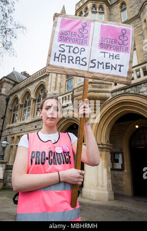 Ealing, West London, Regno Unito. Il 10 aprile 2018. Suor sostenitore Pro-Choice manifestanti fuori Ealing Town Hall il giorno Ealing Consiglio membri del gabinetto hanno votato per decidere il Regno Unito il primo spazio pubblico ordine di protezione (PSPO) zona sicura al di fuori del Marie Stopes health clinic. Credito: Guy Corbishley/Alamy Live News Foto Stock