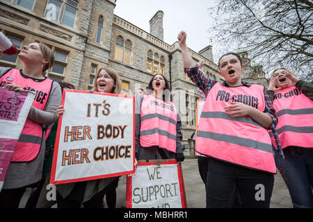 Ealing, West London, Regno Unito. Il 10 aprile 2018. Suor sostenitore Pro-Choice membri esterni Ealing Town Hall il giorno Ealing Consiglio membri del gabinetto hanno votato per decidere il Regno Unito il primo spazio pubblico ordine di protezione (PSPO) zona sicura al di fuori del Marie Stopes health clinic. Credito: Guy Corbishley/Alamy Live News Foto Stock