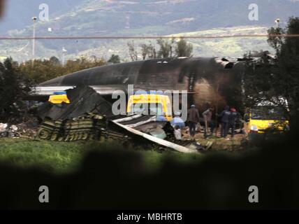 Blida. Xi Apr, 2018. Soldati algerino pulire il sito dell'incidente in provincia di Blida, 30 km a sud-ovest di Algeri, Algeria, Aprile 11, 2018. Il numero di vittime di un Algerino aereo militare che si è schiantato inizio mercoledì all'aeroporto militare di Boufarik, 30 km a sud di Algeri, è salito a 257, i media locali hanno riferito. Credito: Xinhua/Alamy Live News Foto Stock