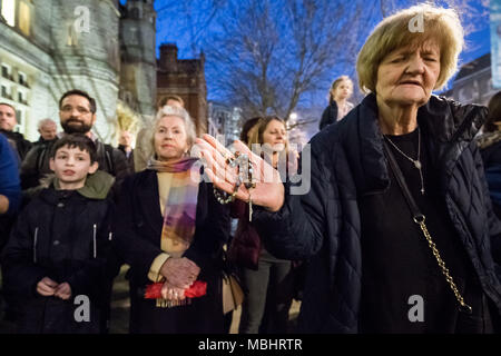 Ealing, West London, Regno Unito. Il 10 aprile 2018. Anti-aborto sostenitori, compresi i membri della Chiesa Cattolica una buona rete di consiglio di tenere una veglia al di fuori di Ealing Town Hall come Ealing Consiglio membri del gabinetto votare per decidere il Regno Unito il primo spazio pubblico ordine di protezione (PSPO) zona sicura al di fuori del Marie Stopes health clinic. Credito: Guy Corbishley/Alamy Live News Foto Stock