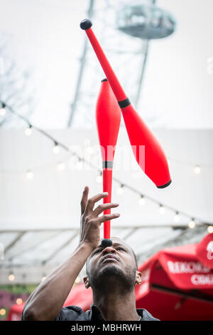 Londra, Regno Unito. Il 10 aprile 2018. Le prestazioni di lancio del Circus Abissinia: Sogno etiope. La headline act del Festival Underbelly Southbank per celebrare i 250 anni di circo e dieci anni di Underbelly sulla Southbank. Credito: Guy Corbishley/Alamy Live News Foto Stock