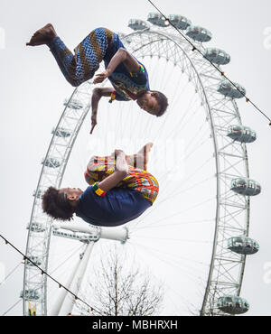 Londra, Regno Unito. Il 10 aprile 2018. Le prestazioni di lancio del Circus Abissinia: Sogno etiope. La headline act del Festival Underbelly Southbank per celebrare i 250 anni di circo e dieci anni di Underbelly sulla Southbank. Credito: Guy Corbishley/Alamy Live News Foto Stock