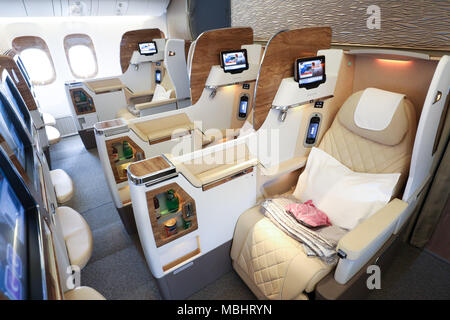 11 aprile 2018, Germania Amburgo: una vista interna della Business Class all'interno di un' Emirates Boeing 777 durante un press tour a Amburgo aeroporto del. Emirates è presentando il loro nuovo progettato spazi interni di velivoli. Foto: Christian Charisius/dpa Foto Stock