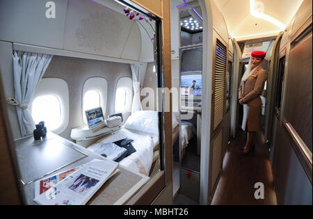 11 aprile 2018, Germania Amburgo: una vista interna della prima classe Suite all'interno di un' Emirates Boeing 777 durante un press tour a Amburgo aeroporto del. Emirates è presentando il loro nuovo progettato spazi interni di velivoli. Foto: Christian Charisius/dpa Foto Stock