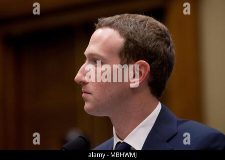 Washington, Distretto di Columbia, Stati Uniti d'America. Xi Apr, 2018. Il CEO di Facebook Mark Zuckerberg viene visualizzato prima Casa Energia e Commercio Comitato. Credito: Erin Scott/ZUMA filo/Alamy Live News Foto Stock