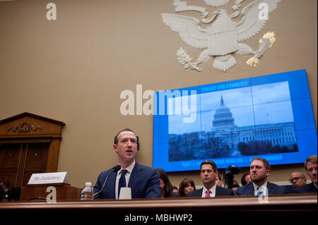 Washington, Distretto di Columbia, Stati Uniti d'America. Xi Apr, 2018. Il CEO di Facebook Mark Zuckerberg viene visualizzato prima Casa Energia e Commercio Comitato. Credito: Erin Scott/ZUMA filo/Alamy Live News Foto Stock