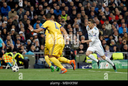 Madrid, Spagna. 11 aprile 2018. Partita di calcio tra il Real Madrid e la Juventus, la seconda gamba dei quarti di finale della Champions League 2017/2018, tenutasi a Santiago Bernabeu Stadium in Madrid. (Foto: Jose Cuesta/261/Cordon Premere). Credito: CORDON PREMERE/Alamy Live News Foto Stock