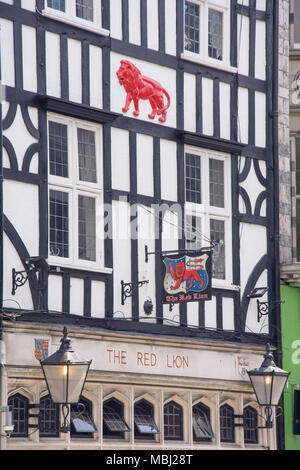 Xii secolo Pub Red Lion, High Street, Southampton, Hampshire, Inghilterra, Regno Unito Foto Stock