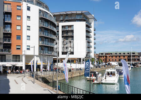 Il Quayside a Ocean Village Marina, Southampton, Hampshire, Inghilterra, Regno Unito Foto Stock