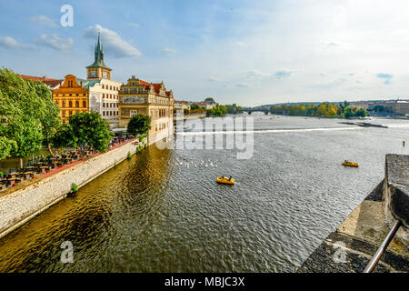 Il fiume Vltava e le banche della città di Praga, Cechia, preso dal Charles Bridge a inizio autunno Foto Stock