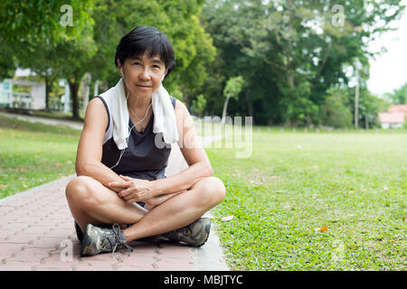 Senior donna riposo dopo il jogging Foto Stock