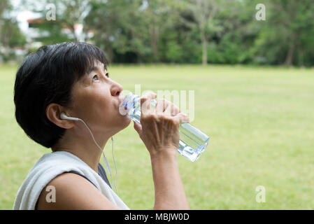 Atleta donna acqua potabile dopo esercizio Foto Stock