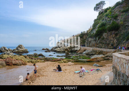 Una piccola spiaggia adiacente alla principale torna a Lloret de Mar in Costa Brava regione della Spagna. Foto Stock