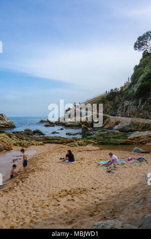 Una piccola spiaggia adiacente alla principale torna a Lloret de Mar in Costa Brava regione della Spagna. Foto Stock