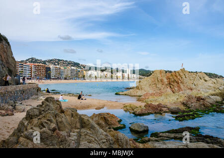 Una piccola spiaggia adiacente alla principale torna a Lloret de Mar in Costa Brava regione della Spagna. Foto Stock