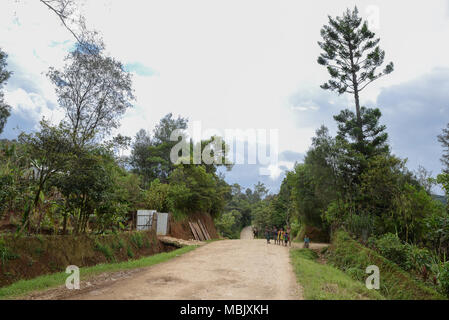 Una strada sterrata nella valle del tari, Papua Nuova Guinea Foto Stock