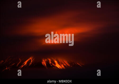 Vulcano Tungurahua esplosione del giugno 2010 durante la notte, Ecuador Foto Stock