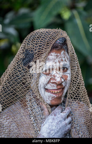 Ritratto di un sorridente Huli vedova con la faccia dipinta, Tari Valley, Papua Nuova Guinea Foto Stock