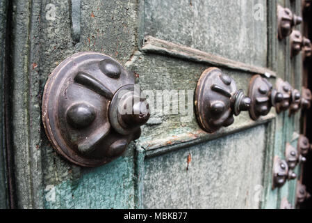 Dettagli delle porte dalla storica la Iglesia de La Compania in Cusco. Il Perù. Foto Stock