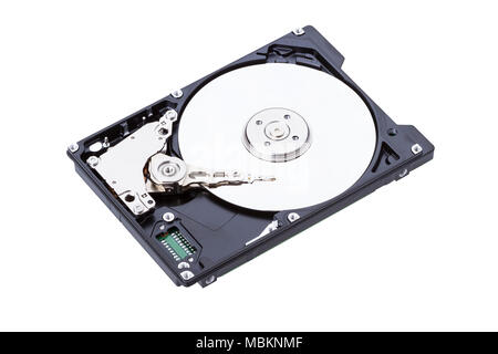 Hard disk drive (HDD) con il coperchio superiore aperto isolata su sfondo bianco Foto Stock