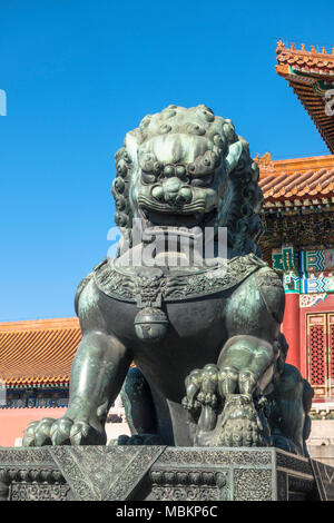 Il leone di bronzo nella parte anteriore del gate di Taihe della Città proibita Foto Stock