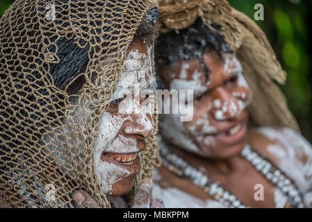 Close-up verticale di due Huli vedove con faccia dipinta, Tari Valley, Papua Nuova Guinea Foto Stock