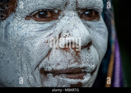 Close-up verticale di un Huli vedova con la faccia dipinta, Tari Valley, Papua Nuova Guinea Foto Stock