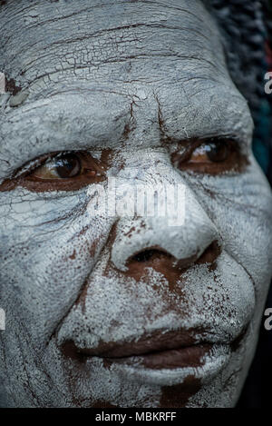 Close-up verticale di un Huli vedova con la faccia dipinta, Tari Valley, Papua Nuova Guinea Foto Stock