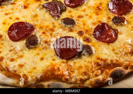 Pizza con salame e ananas Foto Stock