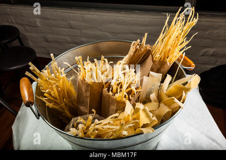 Vari tipi di pasta su una vasca di metallo Foto Stock