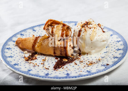 Cannoli con gelato al cioccolato e mandorle Foto Stock