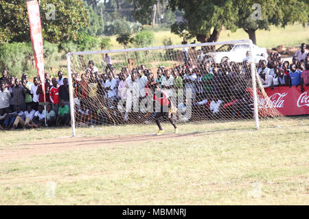 I giovani ugandesi che prendono parte alla Copa scuole Coca-Cola Cup di Soroti Foto Stock