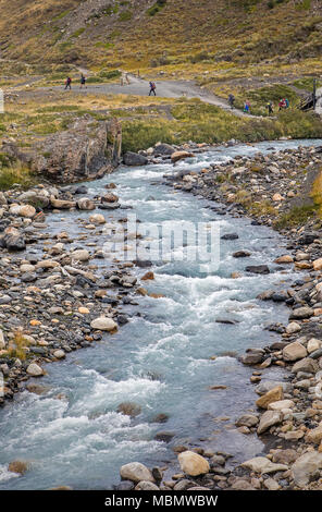 Ascencio fiume. Gli escursionisti a piedi nella Valle Ascencio valle, parco nazionale Torres del Paine, Patagonia, Cile Foto Stock