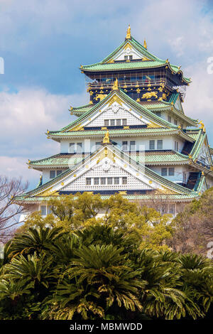 Medievale castello di Osaka in Giappone vista frontale, tradizionale architettura giapponese Foto Stock